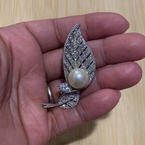Elegant Silver Sparkly Leaf Pearl Brooch